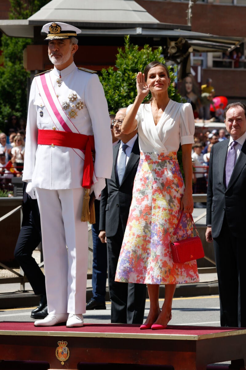 Los reyes de España en el desfile del Día de las Fuerzas Armadas.