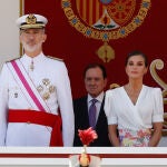 La Reina Letizia deslumbra con un look de lo más primaveral y muy elegante en el Día de las Fuerzas Armadas