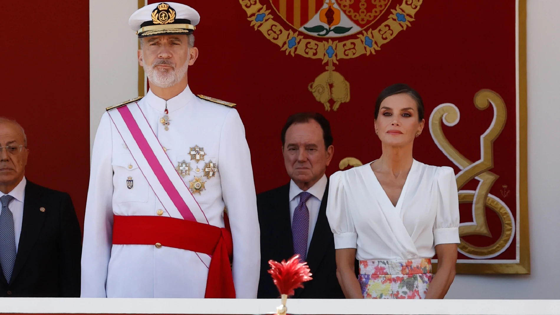 La Reina Letizia deslumbra con un look de lo más primaveral y muy elegante en el Día de las Fuerzas Armadas