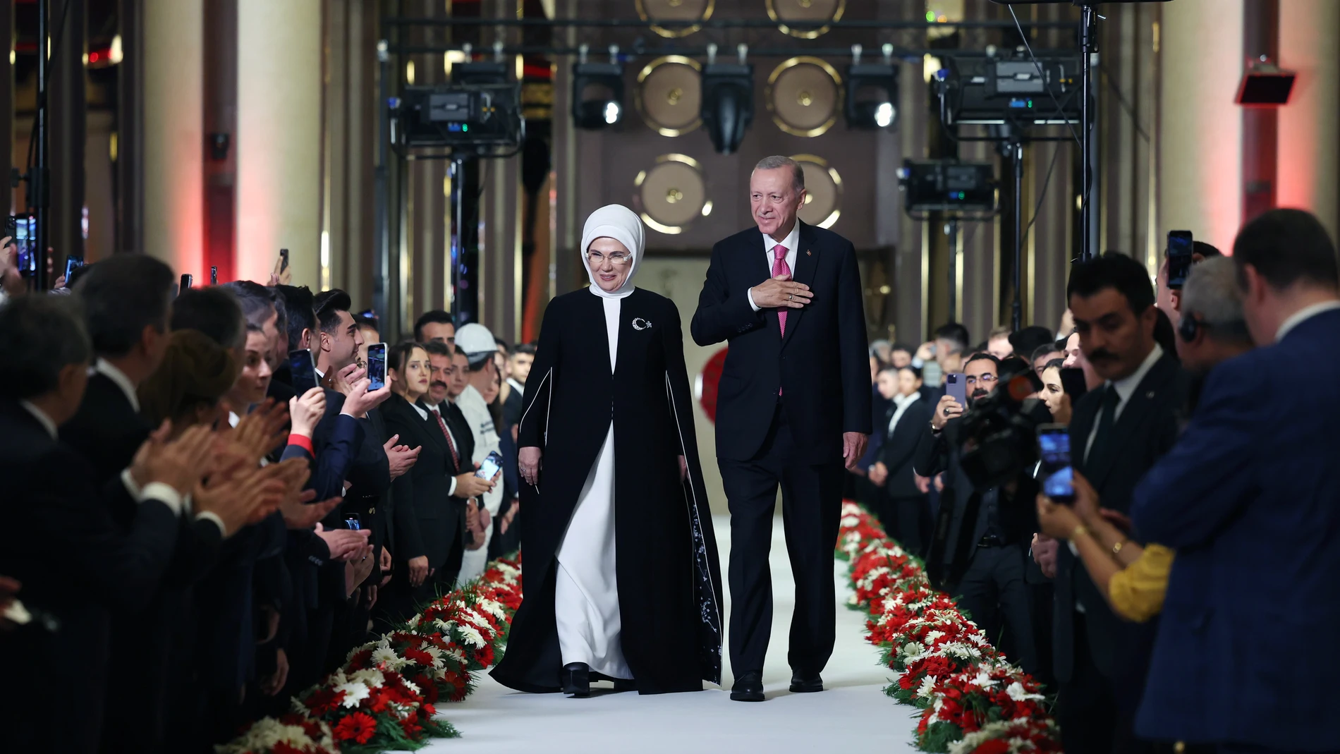 Ankara (Turkey), 03/06/2023.- A handout photo made available by the Turkish Presidential Press Office shows Turkish President Recep Tayyip Erdogan (R) and his wife Emine Erdogan (L) attending his inauguration ceremony at the presidential palace in Ankara, Turkey, 03 June 2023. Erdogan won Turkey's presidential run-off on 28 May and was re-elected president, according to Turkey's Supreme Election Council. (Turquía) EFE/EPA/TURKISH PRESIDENTIAL PRESS OFFICE / HANDOUT HANDOUT EDITORIAL USE ONLY/NO SALES