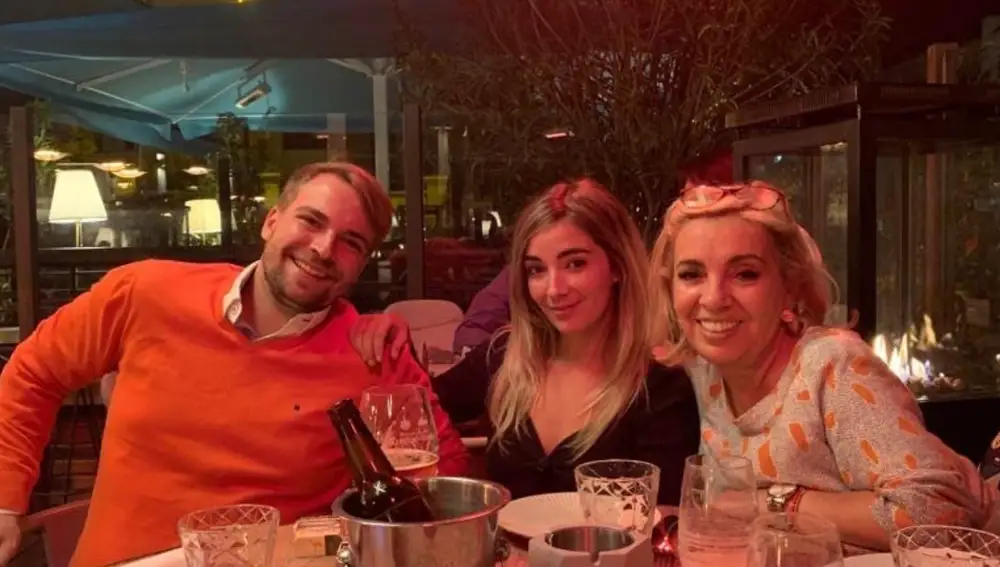 Carmen Borrego junto a sus hijos