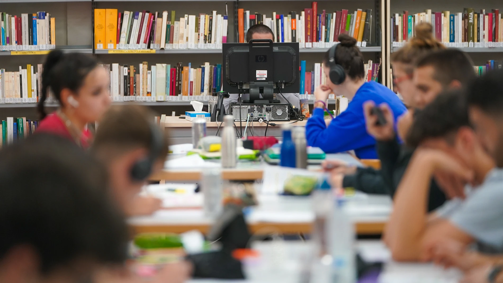 Estudiantes en una biblioteca