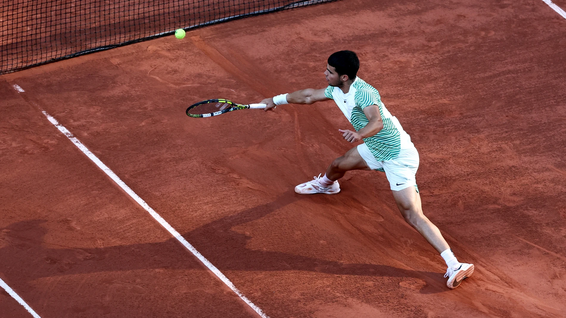 Paris (France), 04/06/2023.- Carlos Alcaraz of Spain plays Lorenzo Musetti of Italy in their Men's Singles fourth round match during the French Open Grand Slam tennis tournament at Roland Garros in Paris, France, 04 June 2023. (Tenis, Abierto, Abierto, Francia, Italia, España) EFE/EPA/MOHAMMED BADRA