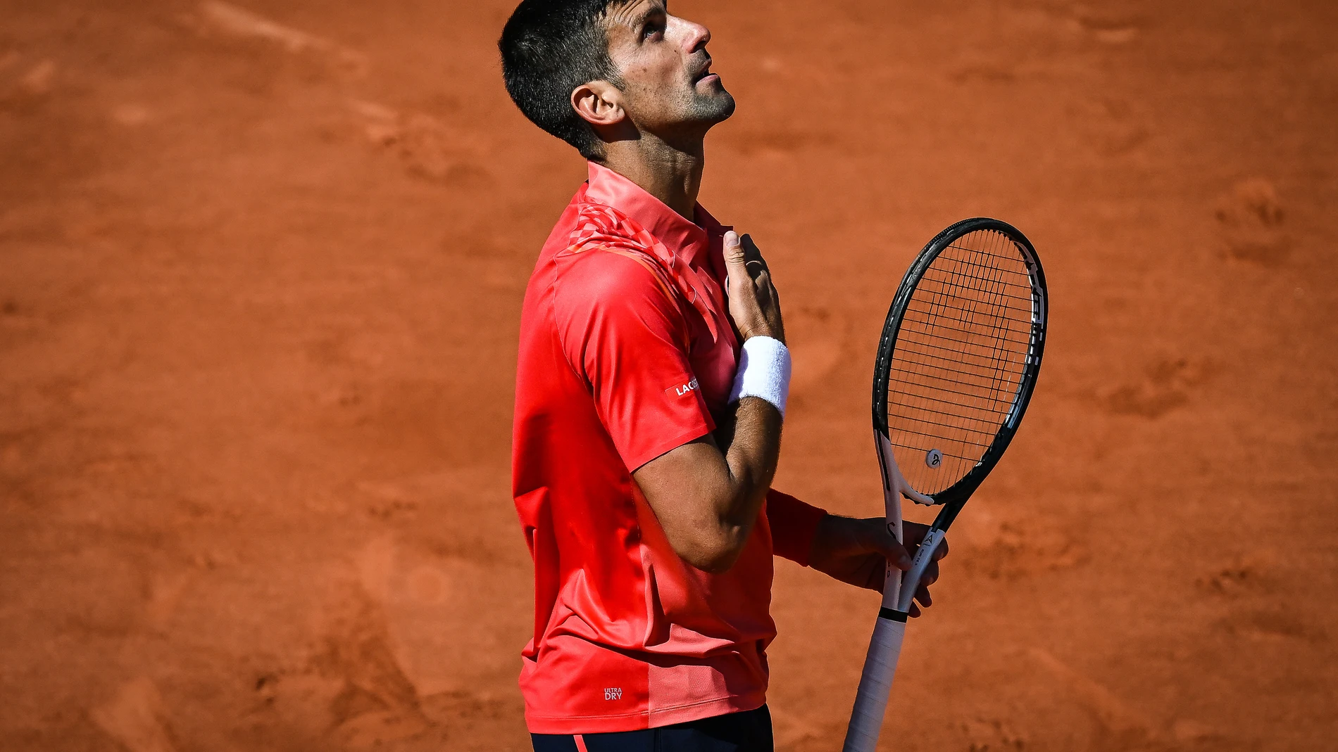 04 June 2023, France, Paris: Serbain tennis player Novak Djokovic celebrates defeating Peruvian Juan Pablo Varillas during their Men's singles Fourth round match of the Roland-Garros Open tennis tournament, French Open 2023, at Court Suzanne Lenglen. Photo: Matthieu Mirville/ZUMA Press Wire/dpa Matthieu Mirville/Zuma Press Wir / Dpa 04/06/2023 ONLY FOR USE IN SPAIN