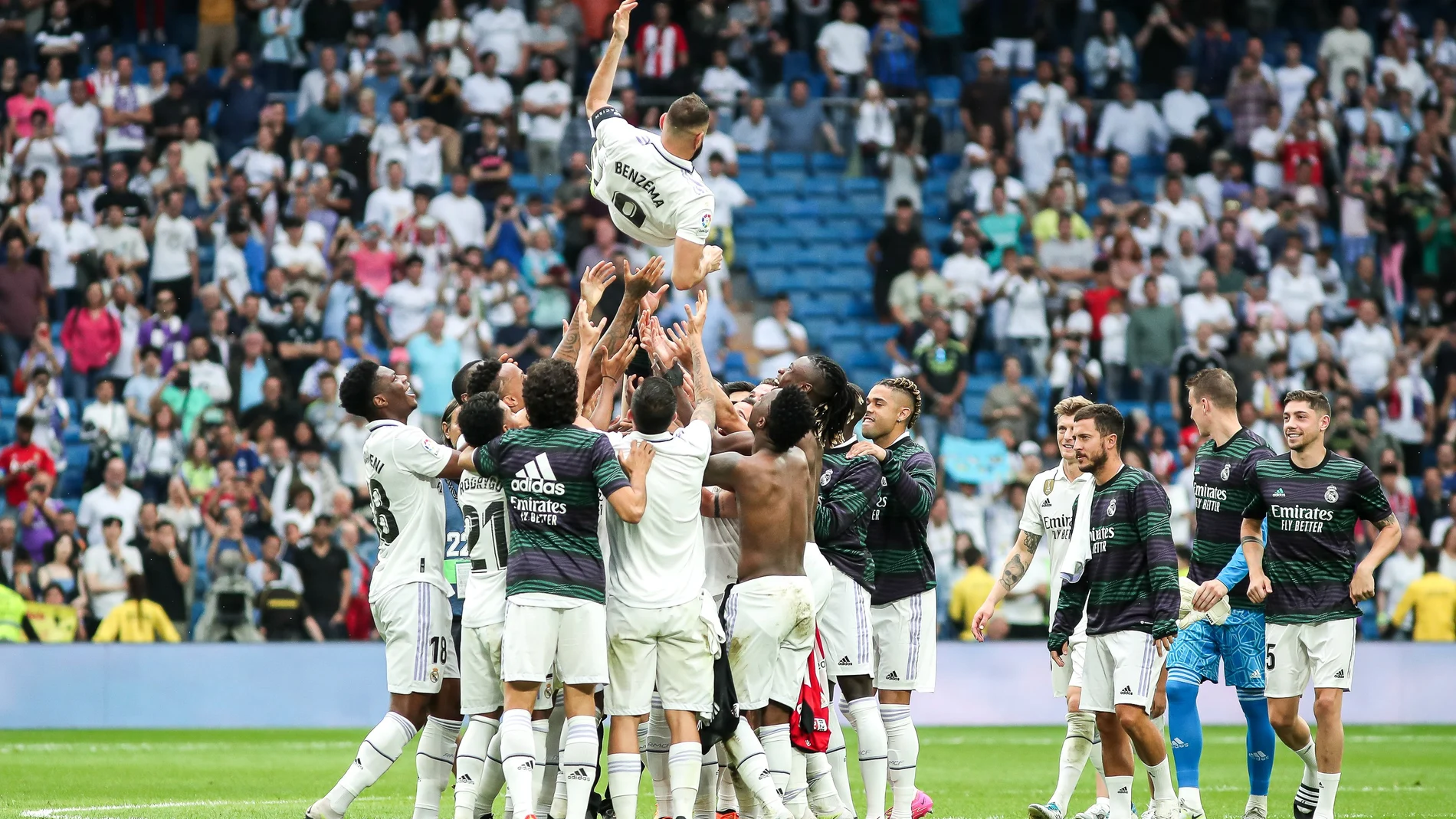 Benzema fue manteado por sus compañeros en el Bernabéu