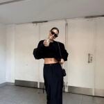 Nos hemos enamorado del ‘total black’ de Alba Díaz con falda maxi de estilo cargo y zapatillas 