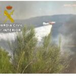Un momento de la extinción de uno de los incendios