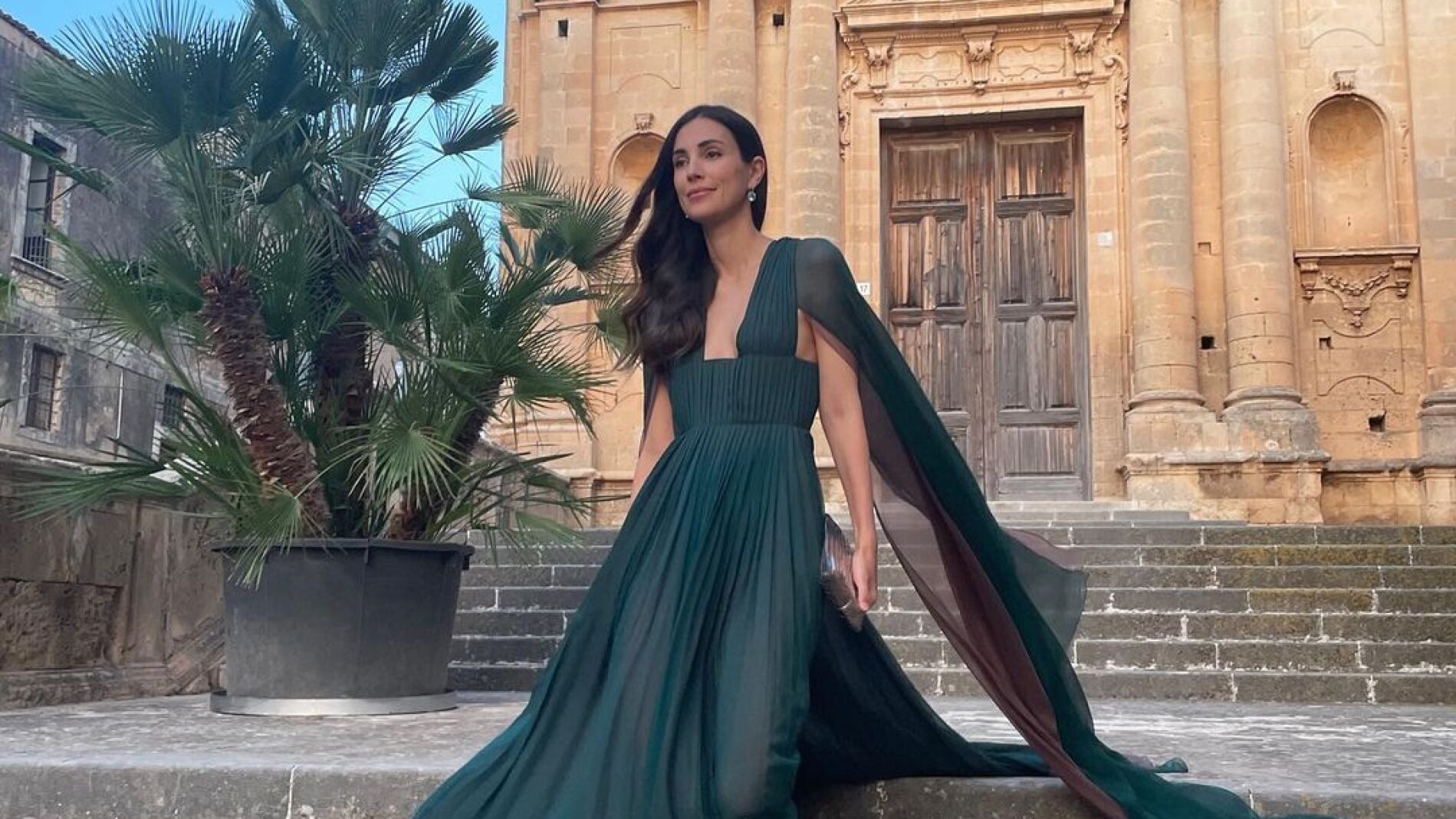 Vestido de cuadros y diadema, el look de invitada que es pura inspiración |  Mujerhoy, image size:1900x1069