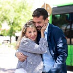 La candidata de Sumar, Yolanda Díaz, junto al líder de Ganar Alcorcón en un acto de campaña