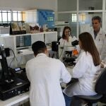 Estudiantes de formación profesional junto a un docente
