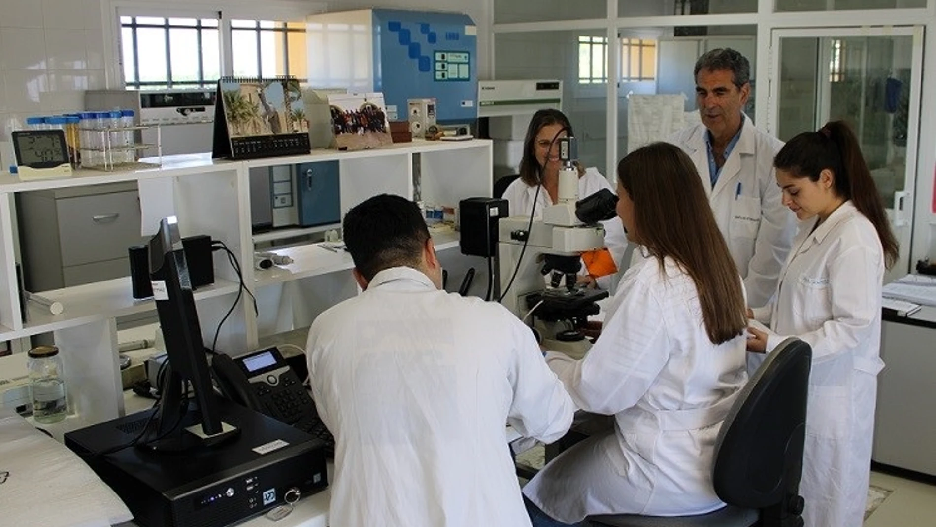 Estudiantes de formación profesional junto a un docente