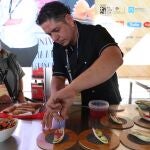 Elaboración y votación de tapas y pinchos en el IV Campeonato Tapas y Pinchos de Castilla y León, en la imagen Borja Pastor de Palenacia elabora su pincho