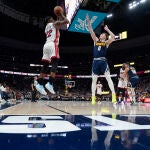 Jimmy Butler lanza de tres ante la defensa de Braun