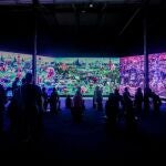Varias personas observan una de las piezas que componen la exposición ‘El Jardín de las delicias, un recorrido a través de las obras de la Colección SOLOí en Matadero Madrid, a 16 de octubre de 2021, en Madrid, (España). Esta exposición propone una invitación a repensar y conectar con la obra ‘El Jardín de las deliciasí de El Bosco. Para ello, inteligencia artificail, arte sonoro,