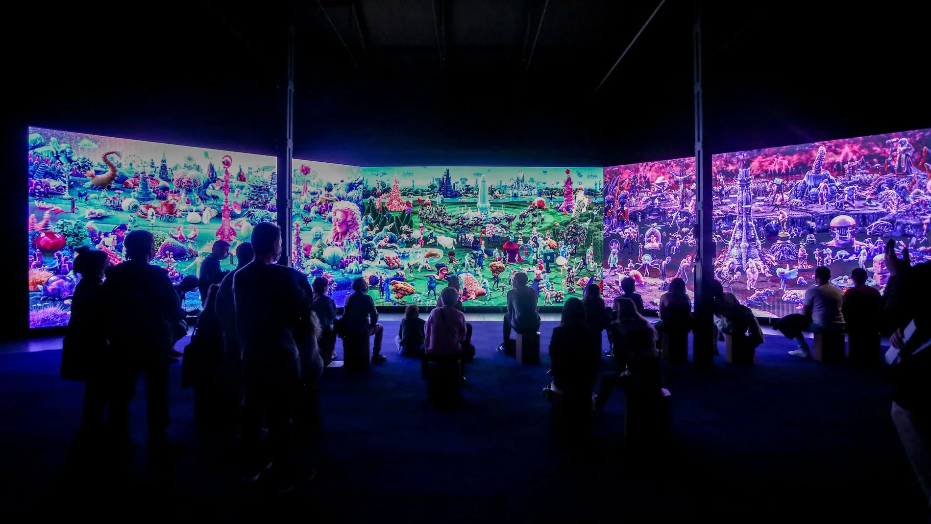 Varias personas observan una de las piezas que componen la exposición ‘El Jardín de las delicias, un recorrido a través de las obras de la Colección SOLOí en Matadero Madrid, a 16 de octubre de 2021, en Madrid, (España). Esta exposición propone una invitación a repensar y conectar con la obra ‘El Jardín de las deliciasí de El Bosco. Para ello, inteligencia artificail, arte sonoro,