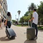 Dos turistas con sus maletas 