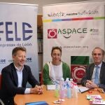 El presidente de la Federación Leonesa de Empresarios, Juan María Vallejo, y la presidenta de la Asociación para la atención de personas con parálisis cerebral y encefalopatías afines, Aspace León, María Jesús García, tras firmar el acuerdo