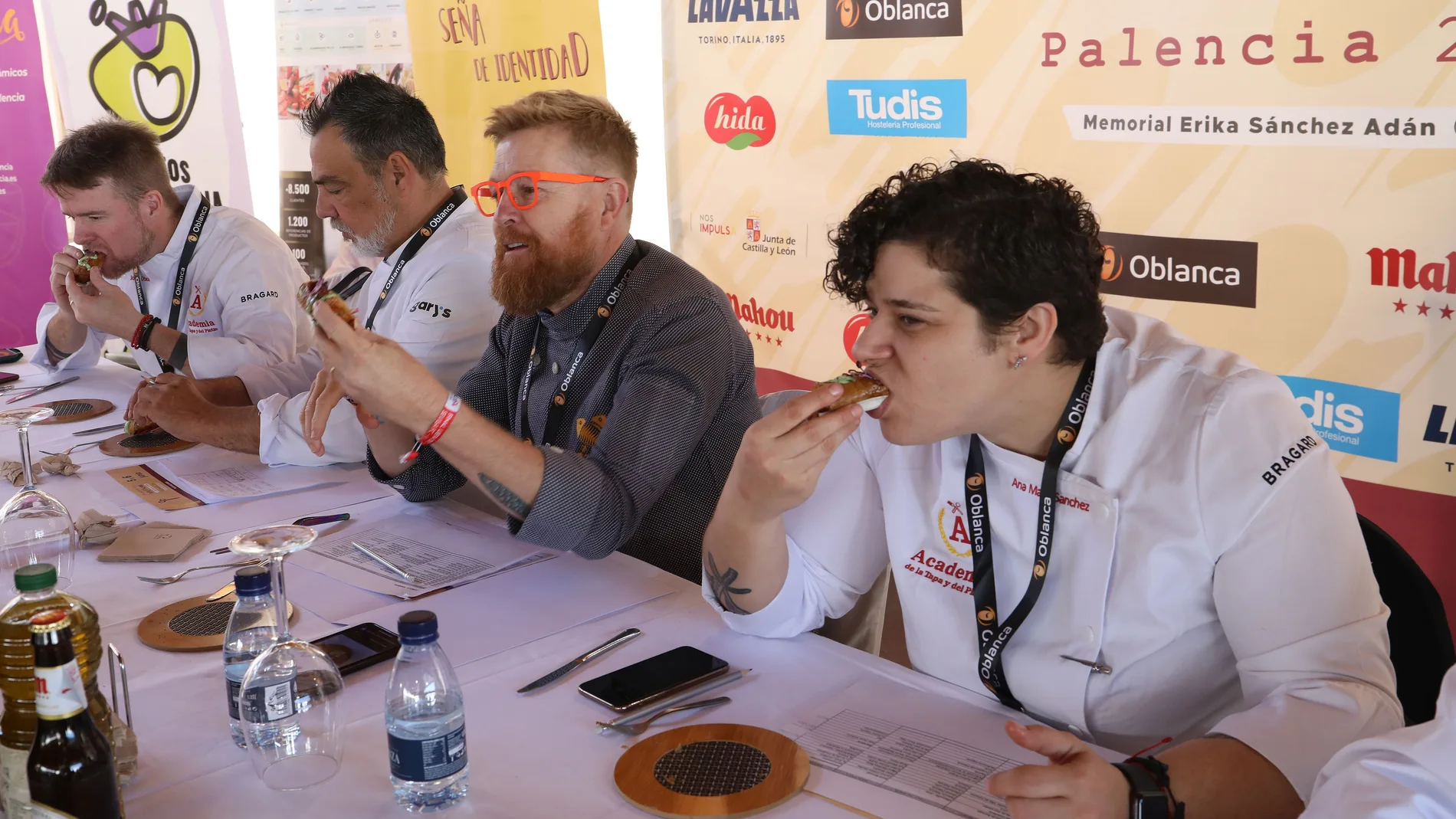 Elaboración y votación de tapas y pinchos en el IV Campeonato Tapas y Pinchos de Castilla y León, en la imagen cata y valoración del jurado