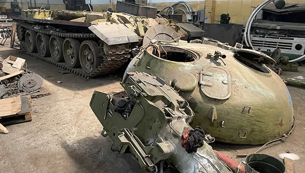 El casco del T-62 tras la torreta desmontada.