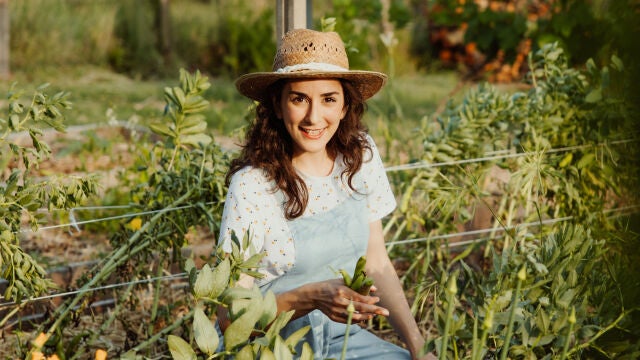 Estela Delga en su huerto de la comarca de La Garrocha, en Cataluña