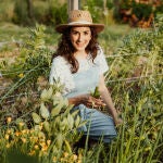 Estela Delga en su huerto de la comarca de La Garrocha, en Cataluña