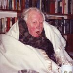 Tom Sharpe, en su casa de Llafranc, en marzo de 2010, durante la nevada que vivió la localidad