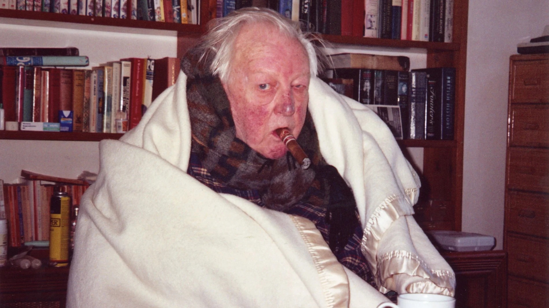 Tom Sharpe, en su casa de Llafranc, en marzo de 2010, durante la nevada que vivió la localidad