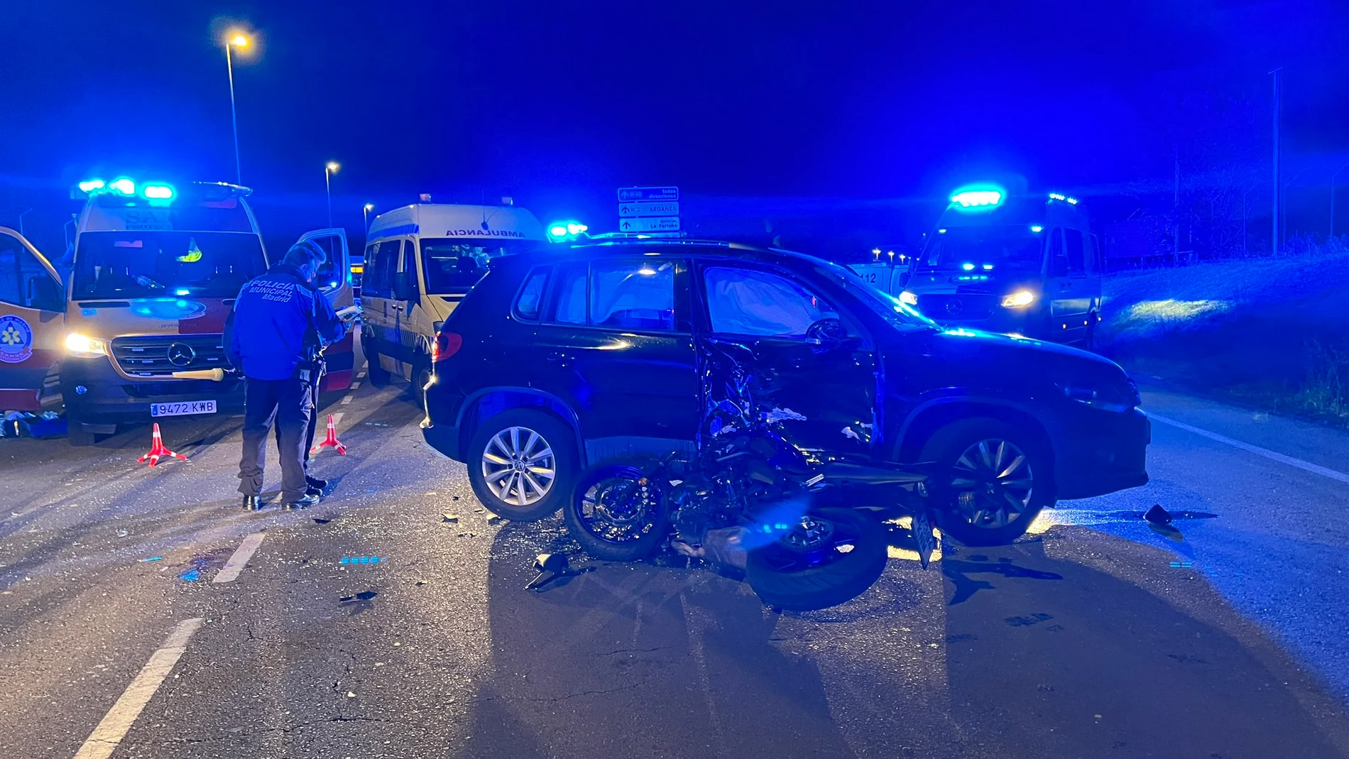 MADRID, 06/06/2023.- Un motorista, de 31 años, se encuentra en estado grave tras colisionar esta noche del lunes con un turismo en la carretera del madrileño barrio de la Fortuna (Latina). Según han detallado a EFE fuentes de Emergencias Madrid, el motorista, que ha sido atendido por Samur-Protección Civil, sufre traumatismo craneoencefálico severo, por lo que ha tenido que ser intubado y trasladado grave, con preaviso, al Hospital 12 de Octubre. EFE/Ayuntamiento de Madrid ***SOLO USO EDITORIAL / SOLO USO DISPONIBLE PARA ILUSTRAR LA NOTICIA QUE ACOMPAÑA / (CRÉDITO OBLIGATORIO)***.