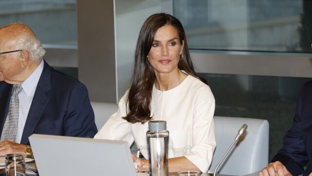 La Reina Letizia de blanco para arrancar su semana.