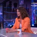 La actriz Maribel Verdú agarra entre los dedos una figurita de Flash ante la mirada de Pablo Motos