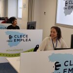 En primer término, la técnico de selección e inserción laboral de Clece, Sofía Mangas Alonso, durante una entrevista