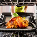 Ni mantequilla ni aceite: el truco para que la carne asada en el horno salga más tierna y jugosa