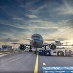 Un avión en la pista del aeropuerto