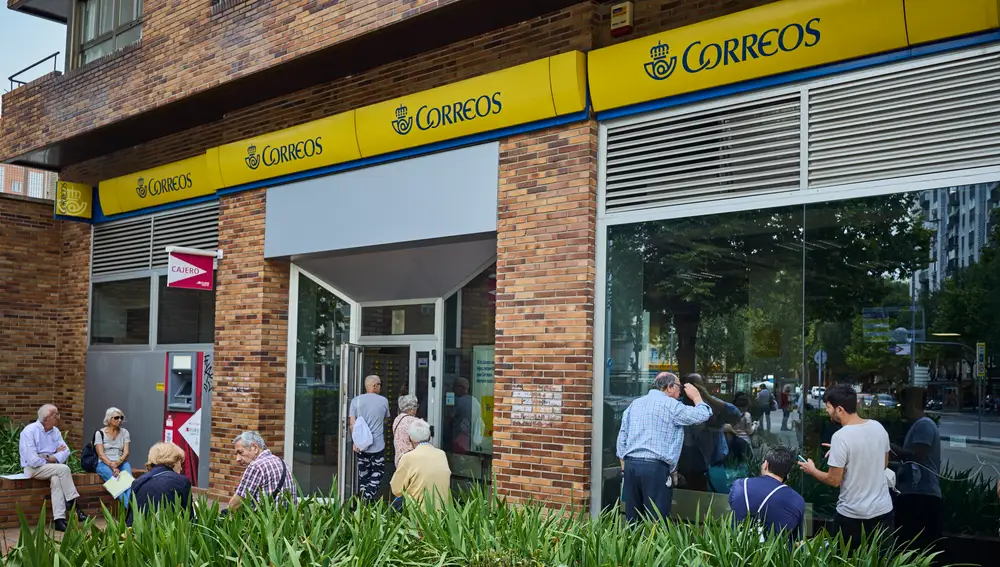 Colas en las oficinas de correos para solicitar el voto por correo
