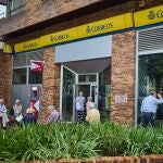 Colas en las oficinas de correos para solicitar el voto por correo