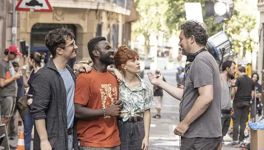 El director de 'Detective Touré' se dirige a tres de los actores