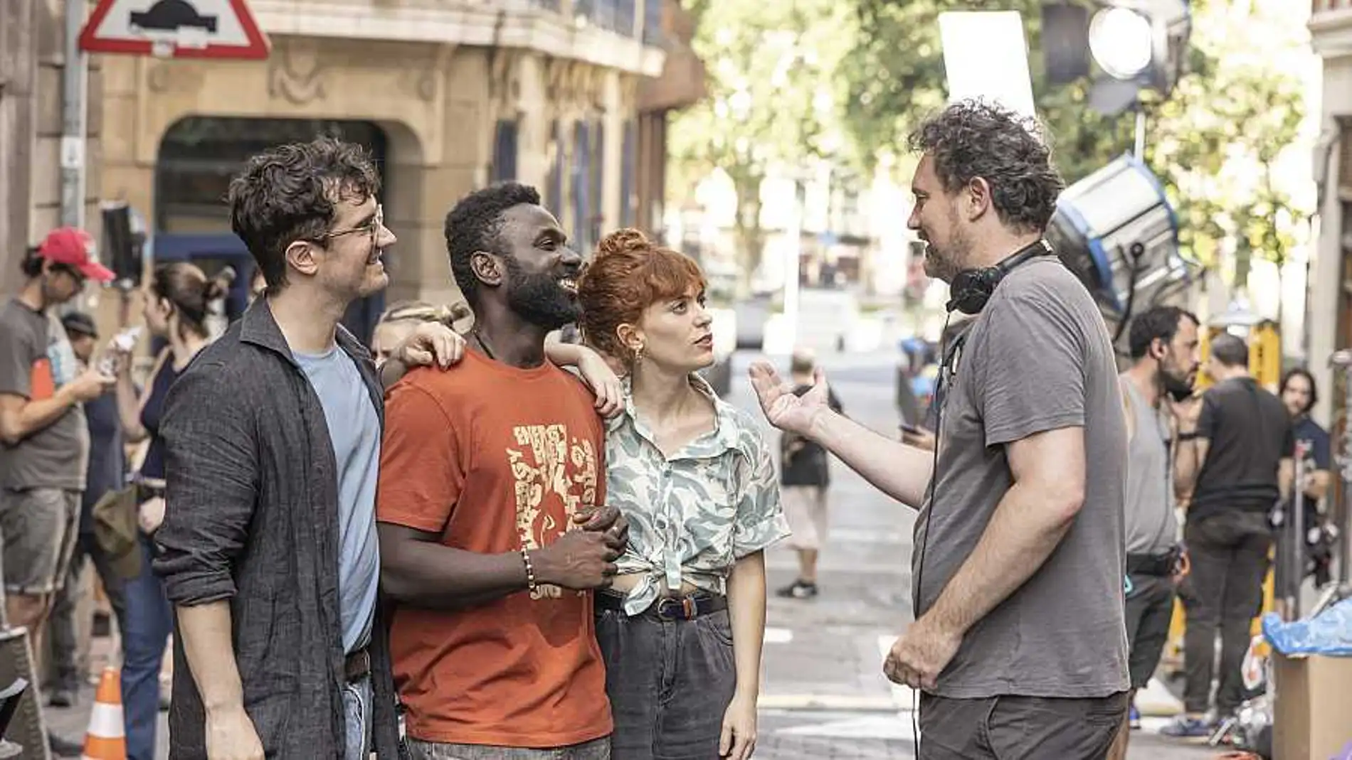 El director de 'Detective Touré' se dirige a tres de los actores