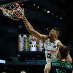 Tavares anota con un mate ante la impotencia de Brodziansky