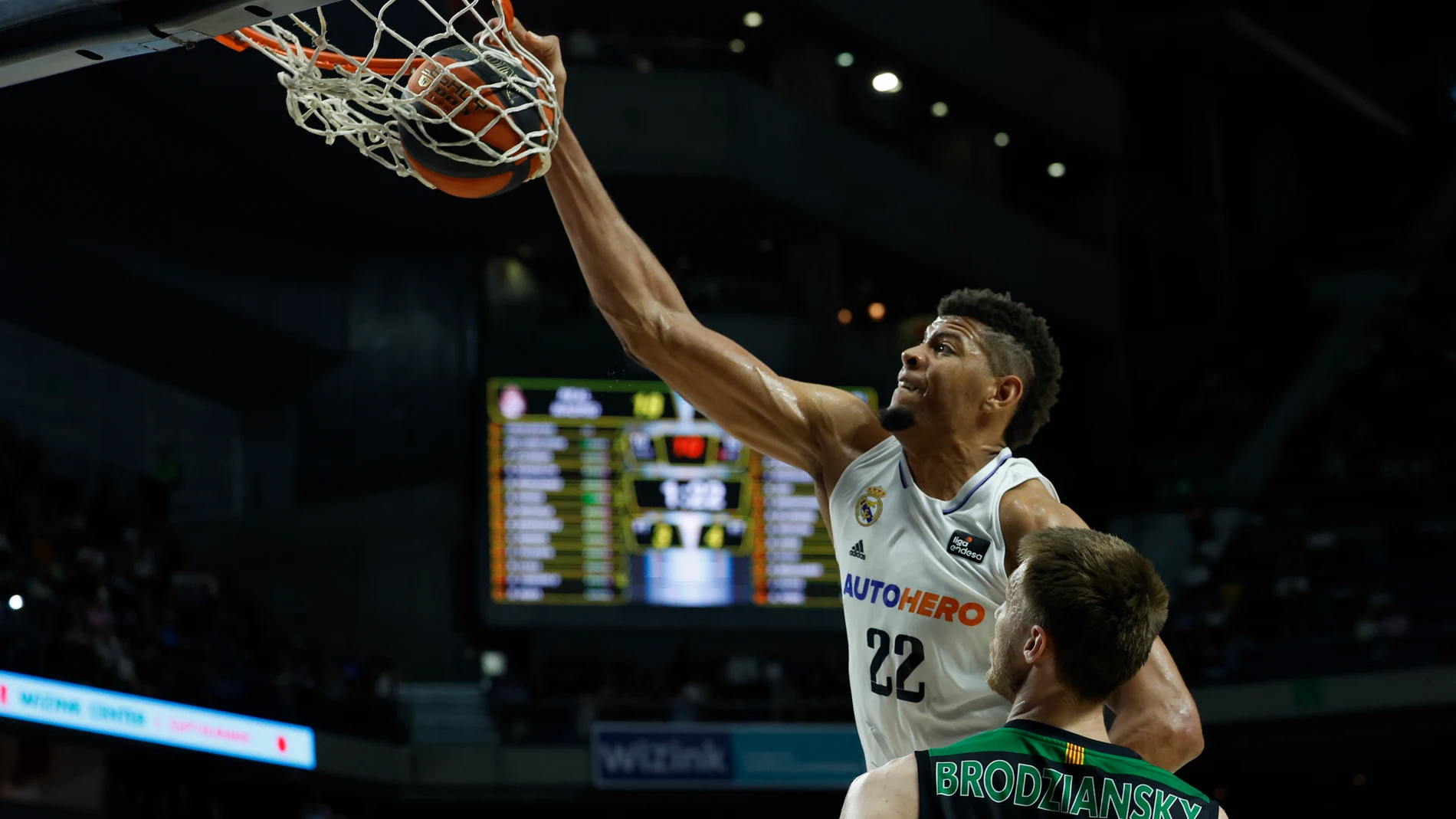 Tavares anota con un mate ante la impotencia de Brodziansky