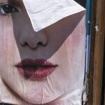 Anastasia Samoylova. Cartel despegado, Los Ángeles, 2022. 