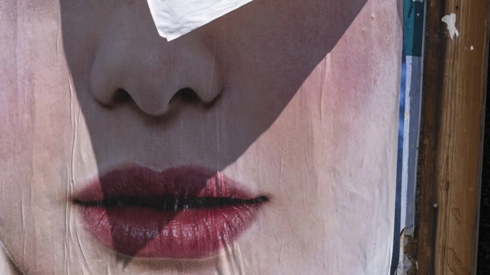 Anastasia Samoylova. Cartel despegado, Los Ángeles, 2022.