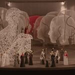 En el montaje de la obra se mezcla el mundo de la escultura con el de la ópera