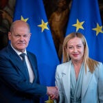 El canciller Olaf Scholz y la «premier» italiana, Giorgia Meloni, ayer