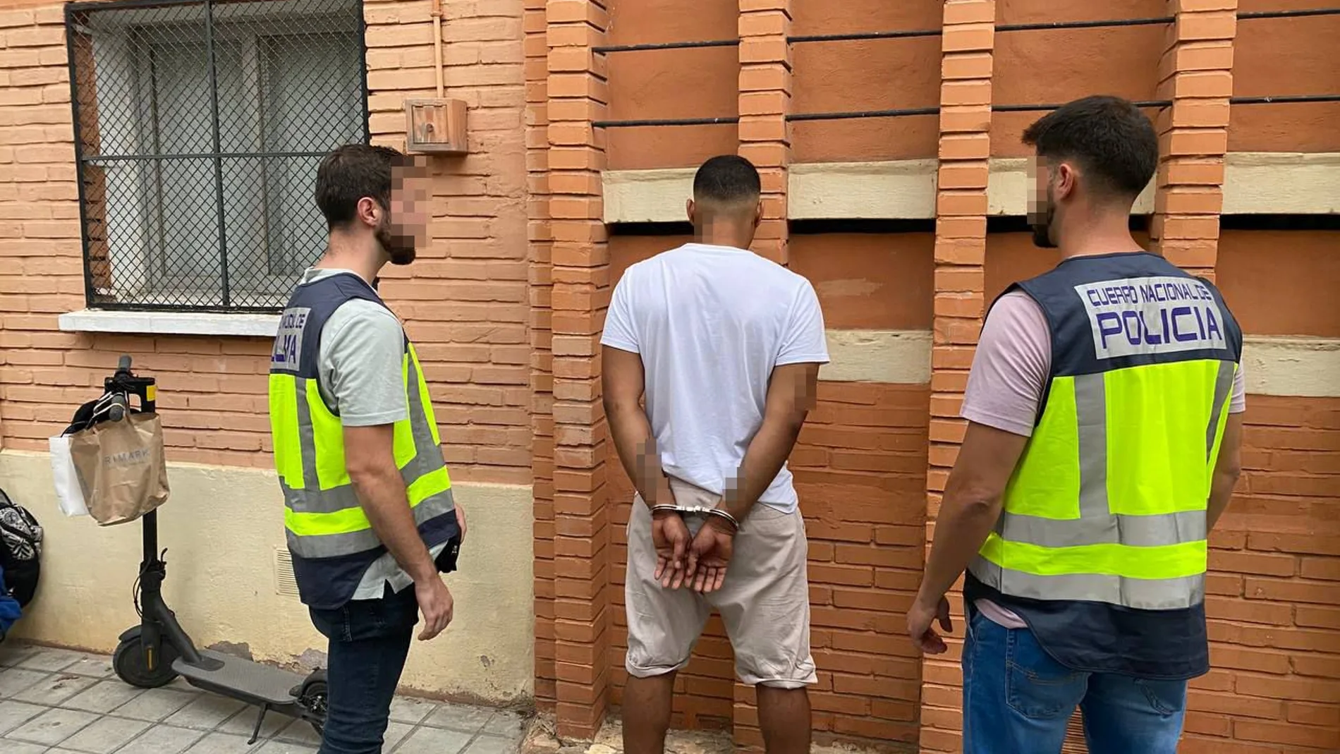 La Policía detiene a una persona en el operativo policial desplegado en Russafa y Abastose Valencia