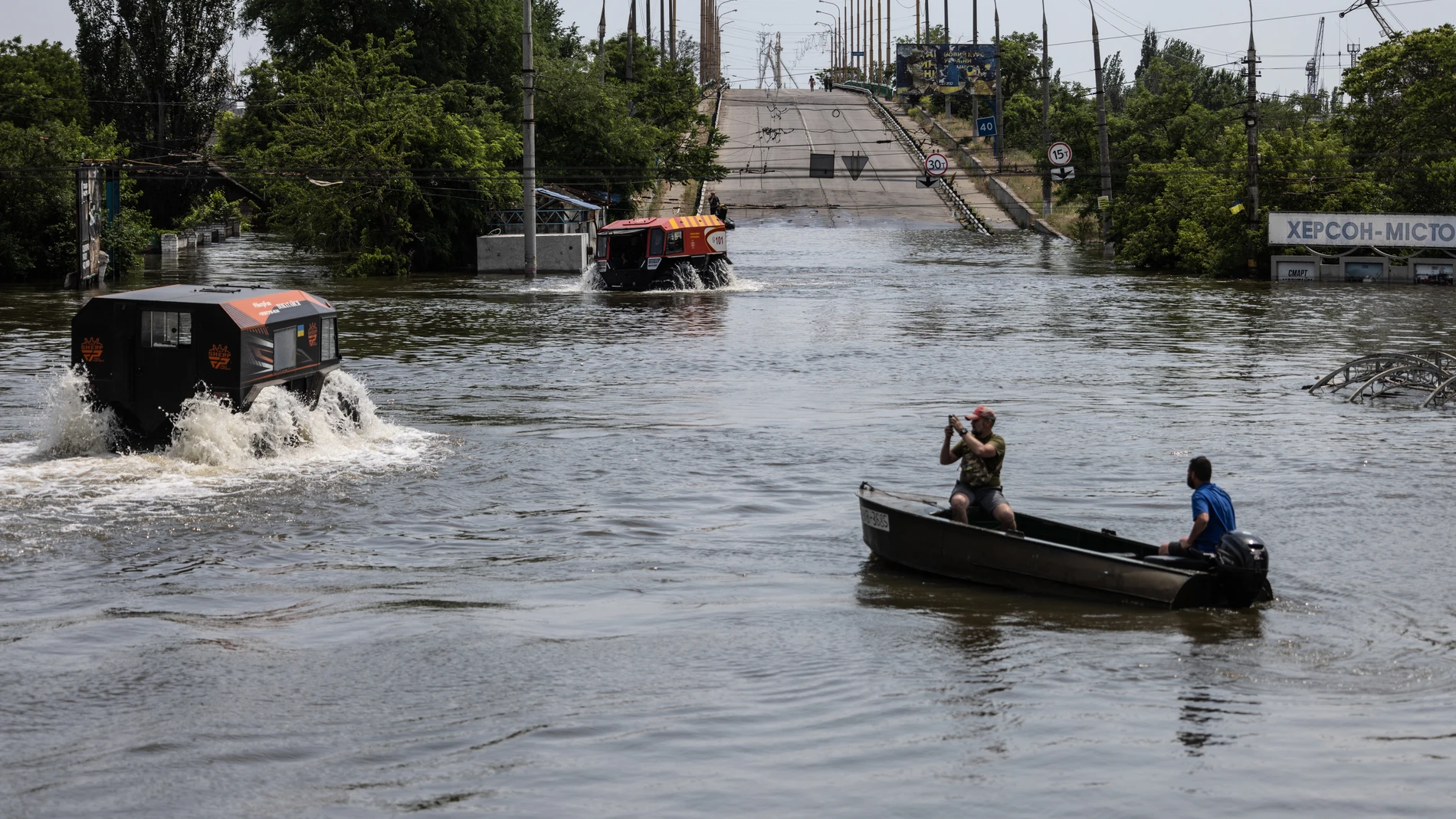 Kherson (Ukraine), 08/06/2023.- Rescue workers move through a flooded square on an Amphibious ATV (L) in Kherson, Ukraine, 08 June 2023, amid the Russian invasion. Ukraine has accused Russian forces of destroying a critical dam and hydroelectric power plant on the Dnipro River in the Kherson region along the front line in southern Ukraine on 06 June, leading to the flooding of a number of settlements. (Inundaciones, Rusia, Ucrania) EFE/EPA/STAS KOZLIUK