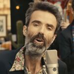 Pau Donés en el videoclip de "Eso que tú me das"