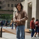"The Crowded Room": la tragedia que dio alas a la psicología forense / Tom Holland en "The Crowded Room" (AppleTV+)