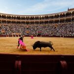 El diestro Emilio de Justo da un pase con el capote al tercero de los de su lote, durante la Corrida de la Prensa que cierra la Feria de San Isidro celebrada este domingo en la plaza de toros de Las Ventas, en Madrid. 