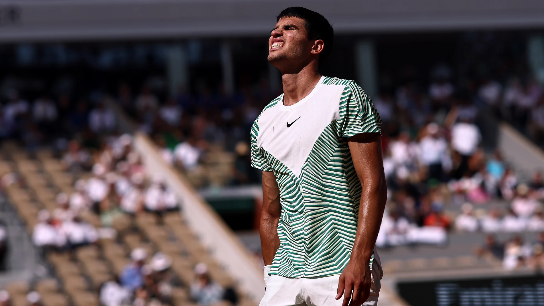 Paris (France), 09/06/2023.- Carlos Alcaraz of Spain reacts as he plays Novak Djokovic of Serbia in their Men's semi final match during the French Open Grand Slam tennis tournament at Roland Garros in Paris, France, 09 June 2023. (Tenis, Abierto, Francia, España) EFE/EPA/MOHAMMED BADRA