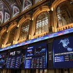 Economía/Bolsa.- El Ibex cierra la semana con un alza del 1% y aferrado a los 9.300 puntos a la espera del BCE y la Fed